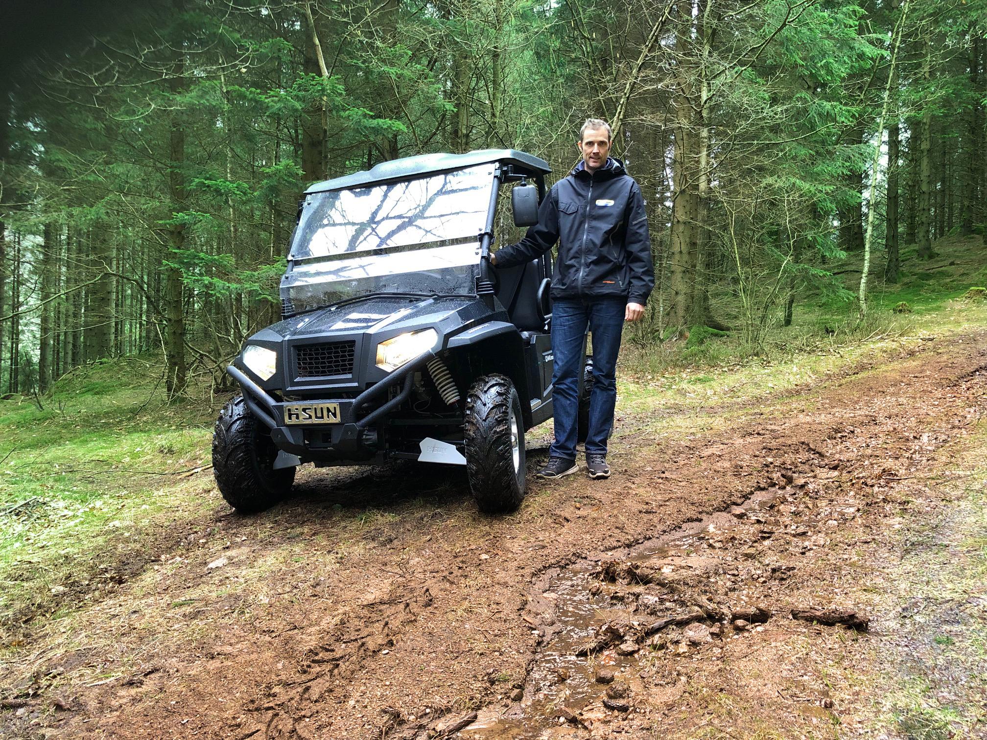 Elektrisk Hisun UTV i skogen