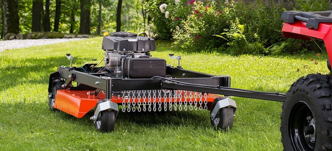 Beitepusser på gress, trukket av en ATV