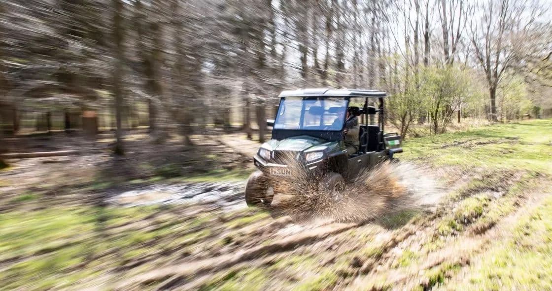 Hisuns HS15D UTV takler alt i terreng; gjørme, imponerende stigninger, lavt vann.