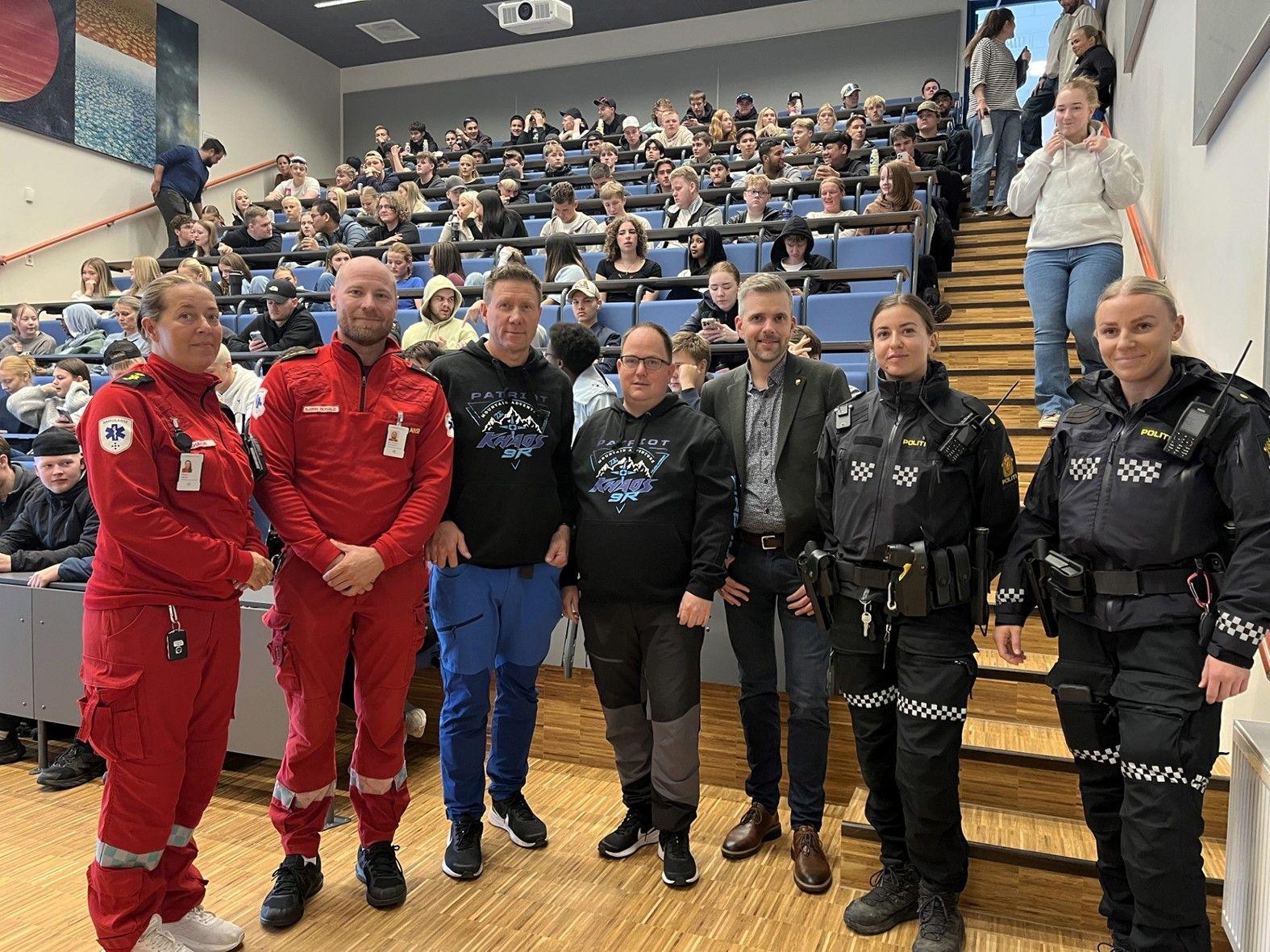 Bildetekst: En ny hjelmkampanje er sparket i gang ved videregående skole i Nordkapp, blant annet med politiet på laget. Målet er få ungdommen til å bruke hjelm når de kjører ATV. NBAS-brosjyrene ble delt ut til elevene under ”kickoff”. (Foto: Randi Irén Olsen/Finnmarksposten)